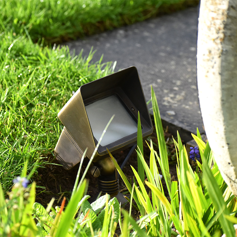 Charleston Cobra Maxi-Flood | 12v Plug & Play Brass Floodlight - Frosted Lens - Image 4